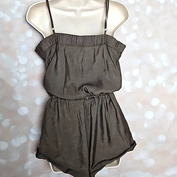 Gap | Olive Gray Lightweight Strappy Romper - Picture 3 of 9